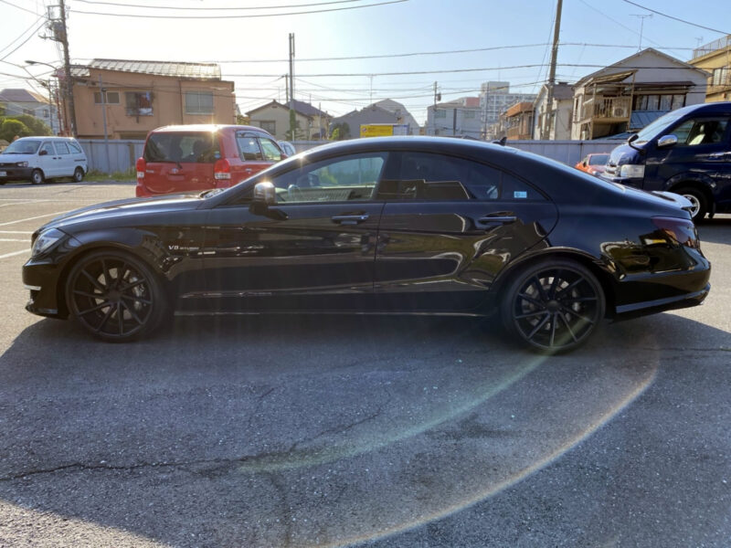 AMG CLS63 ★カーボンスポイラー ★カーボンリアスポイラー ★カーボンサイドミラー ★VOSSEN20インチ60万以上 ★スモークテール ★サンルーフ ★カスタム多数 ★絶好調 ★極上車 ★国内最安値画像3