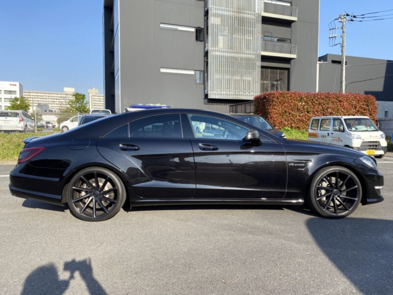AMG CLS63 ★カーボンスポイラー ★カーボンリアスポイラー ★カーボンサイドミラー ★VOSSEN20インチ60万以上 ★スモークテール ★サンルーフ ★カスタム多数 ★絶好調 ★極上車 ★国内最安値画像4