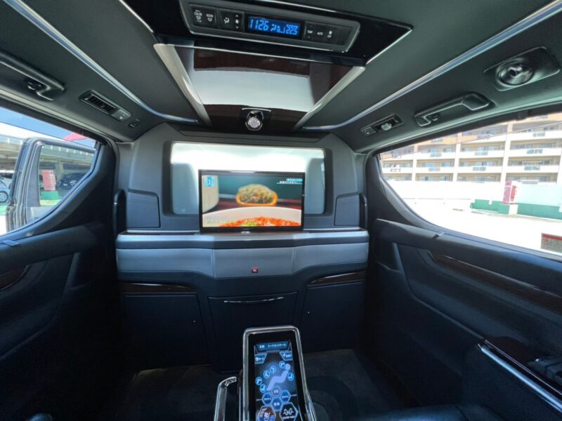 ヴェルファイア2.5 ハイブリッド ロイヤルラウンジ4WD★車検2年★最上級車★フルパーテーション★24型テレビ★調光ガラス★エクストラキャビネット★冷蔵庫★車検整備済★絶好調★税金完納★国内最安値画像9