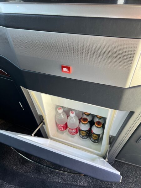 ヴェルファイア2.5 ハイブリッド ロイヤルラウンジ4WD★車検2年★最上級車★フルパーテーション★24型テレビ★調光ガラス★エクストラキャビネット★冷蔵庫★車検整備済★絶好調★税金完納★国内最安値画像14