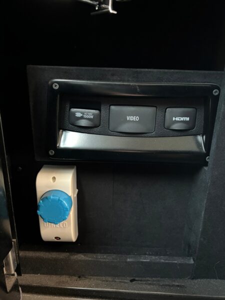 ヴェルファイア2.5 ハイブリッド ロイヤルラウンジ4WD★車検2年★最上級車★フルパーテーション★24型テレビ★調光ガラス★エクストラキャビネット★冷蔵庫★車検整備済★絶好調★税金完納★国内最安値画像22