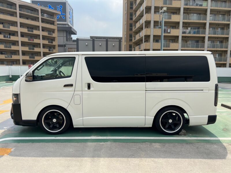 ハイエース2.0 スーパーGL ロング★R5税金完納★車検ロング★カスタム総額150万円以上★KB18アルミ★ジュエルヘッドランプ★ユーロボンネット★ルーフスポイラー★ローダウン★グリルガード★ベッドキッド★JBLスピーカー★ミラーモニター★その他カスタム多数★業界最安画像3