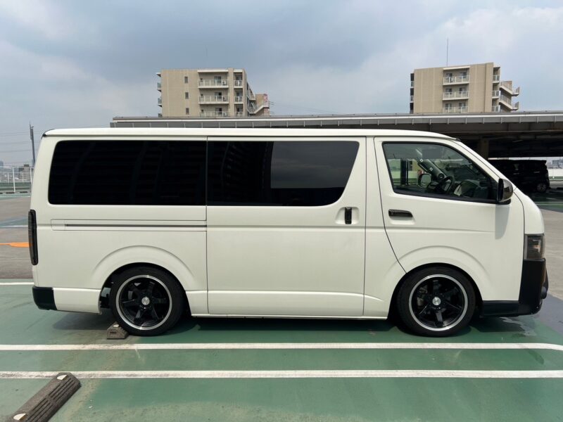 ハイエース2.0 スーパーGL ロング★R5税金完納★車検ロング★カスタム総額150万円以上★KB18アルミ★ジュエルヘッドランプ★ユーロボンネット★ルーフスポイラー★ローダウン★グリルガード★ベッドキッド★JBLスピーカー★ミラーモニター★その他カスタム多数★業界最安画像4