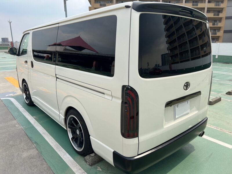 ハイエース2.0 スーパーGL ロング★R5税金完納★車検ロング★カスタム総額150万円以上★KB18アルミ★ジュエルヘッドランプ★ユーロボンネット★ルーフスポイラー★ローダウン★グリルガード★ベッドキッド★JBLスピーカー★ミラーモニター★その他カスタム多数★業界最安画像5