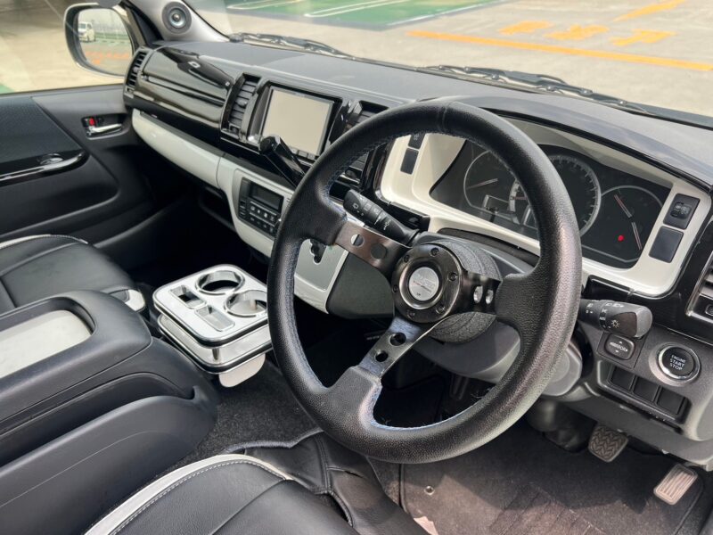 ハイエース2.0 スーパーGL ロング★R5税金完納★車検ロング★カスタム総額150万円以上★KB18アルミ★ジュエルヘッドランプ★ユーロボンネット★ルーフスポイラー★ローダウン★グリルガード★ベッドキッド★JBLスピーカー★ミラーモニター★その他カスタム多数★業界最安画像8