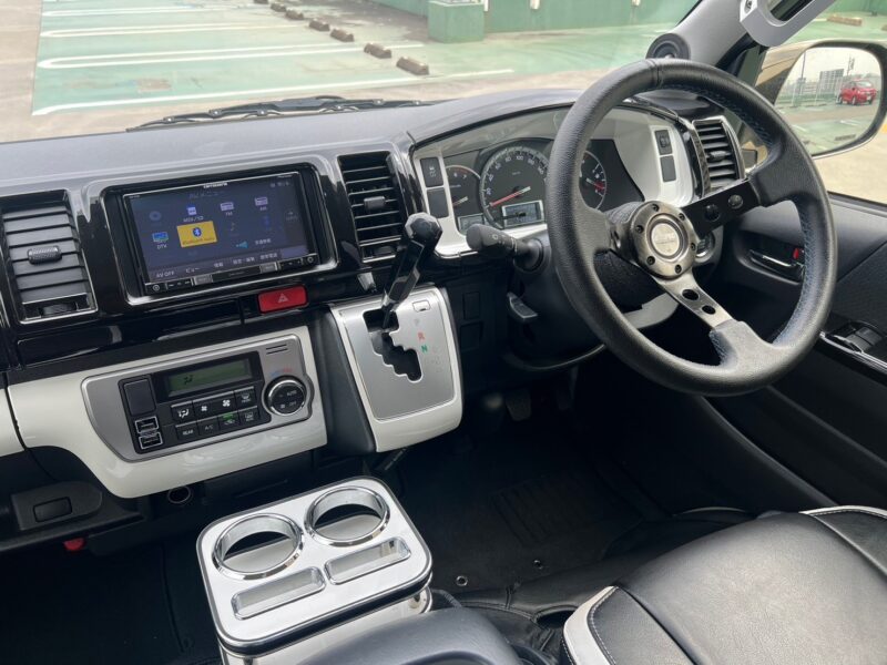 ハイエース2.0 スーパーGL ロング★R5税金完納★車検ロング★カスタム総額150万円以上★KB18アルミ★ジュエルヘッドランプ★ユーロボンネット★ルーフスポイラー★ローダウン★グリルガード★ベッドキッド★JBLスピーカー★ミラーモニター★その他カスタム多数★業界最安画像9