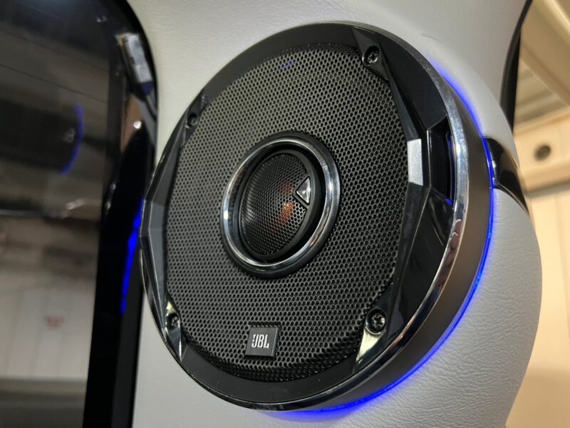 ハイエース2.0 スーパーGL ロング★R5税金完納★車検ロング★カスタム総額150万円以上★KB18アルミ★ジュエルヘッドランプ★ユーロボンネット★ルーフスポイラー★ローダウン★グリルガード★ベッドキッド★JBLスピーカー★ミラーモニター★その他カスタム多数★業界最安画像22