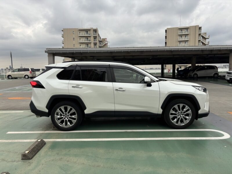 RAV4 G Zパッケージ 4WD★R5税金完納★衝突軽減ブレーキ★ミラーモニター★レザーシート★純正ナビ★シートヒーター★極上車★業界最安画像4