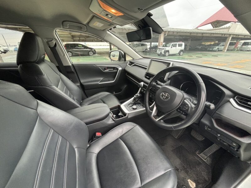 RAV4 G Zパッケージ 4WD★R5税金完納★衝突軽減ブレーキ★ミラーモニター★レザーシート★純正ナビ★シートヒーター★極上車★業界最安画像11