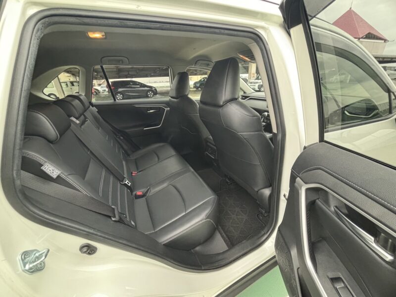 RAV4 G Zパッケージ 4WD★R5税金完納★衝突軽減ブレーキ★ミラーモニター★レザーシート★純正ナビ★シートヒーター★極上車★業界最安画像13