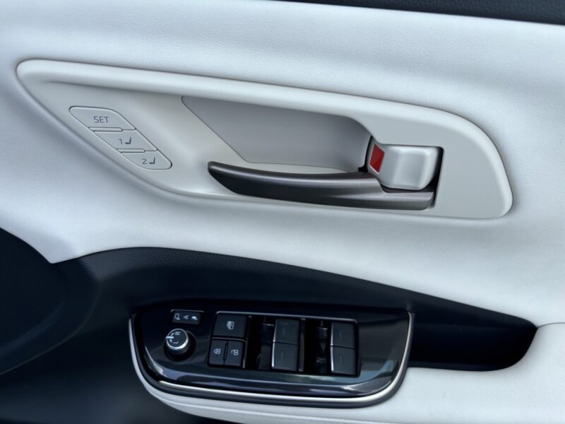 「新品未使用」クラウン クロスオーバーホワイト クラウンクロスオーバー ホワイト系（白）の中古車を探すなら