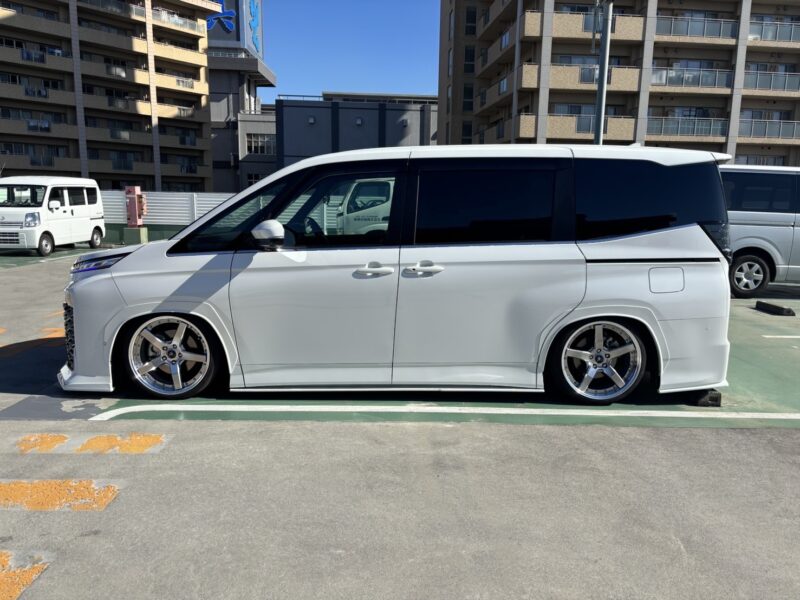 ヴォクシー S- Z KUHLレーシング コンプリート★R6税金完納★新車並み★KUHLコンプリート★エアサス★フルエアロ★19アルミ★360°カメラ★ミラーモニター★業界最安画像3