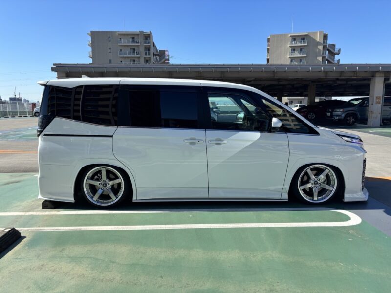 ヴォクシー S- Z KUHLレーシング コンプリート★R6税金完納★新車並み★KUHLコンプリート★エアサス★フルエアロ★19アルミ★360°カメラ★ミラーモニター★業界最安画像4