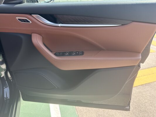 レヴァンテ 3.0 4WDベースグレード★R7税金完納★極良極美★ドラレコ★360°カメラ★ブラウンレザー★赤キャリ★可変マフラー★業界最安画像9